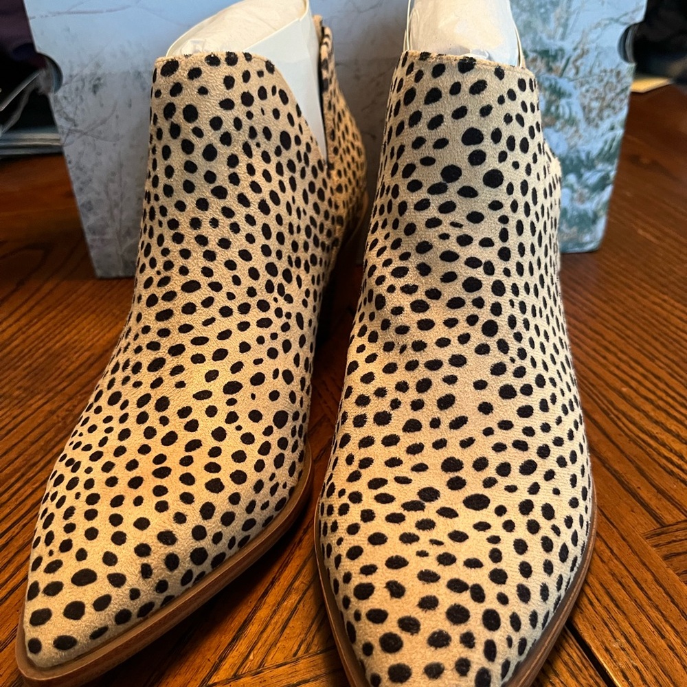 Laicigo Women’s Western Ankle Boots. NWT